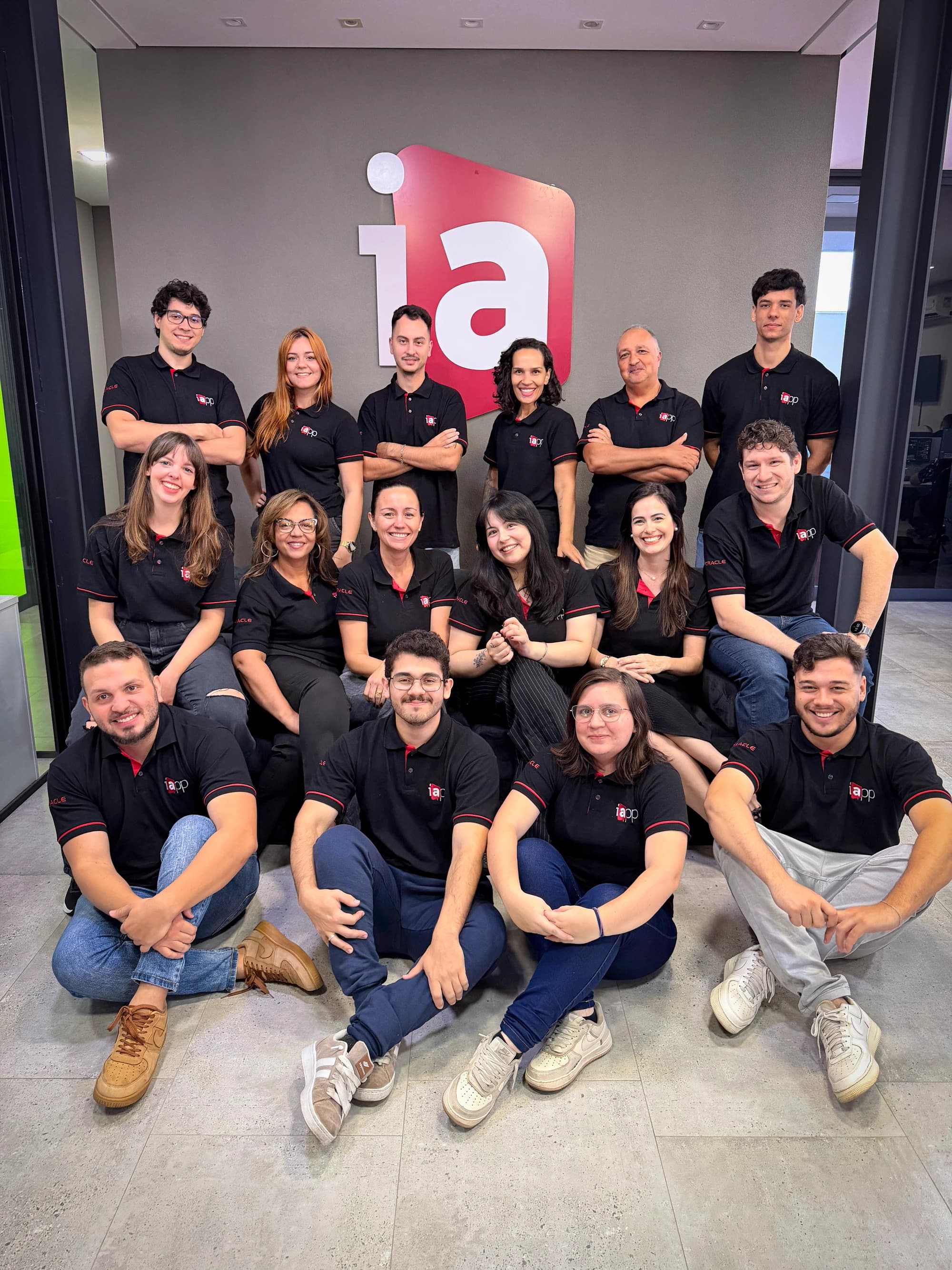 Equipe da iApp Software reunida na sede da empresa