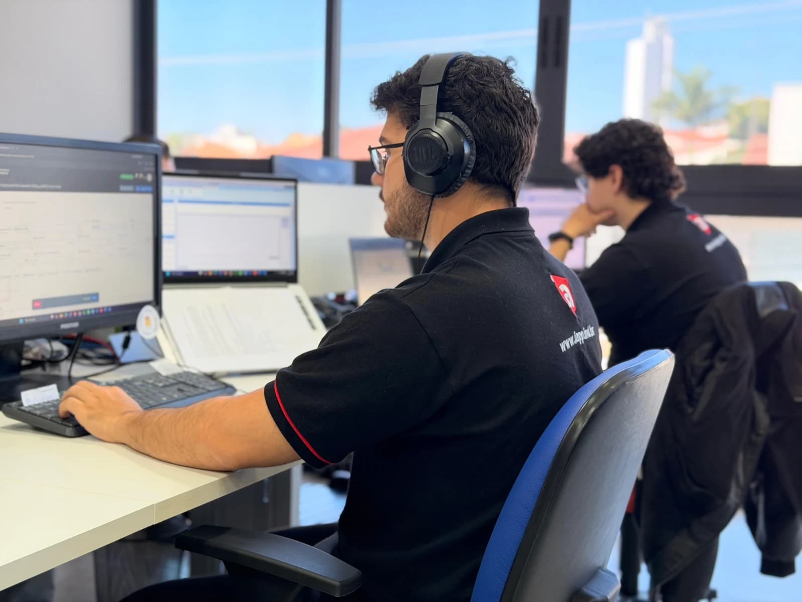 Desenvolvedores da iApp trabalhando lado a lado no escritório