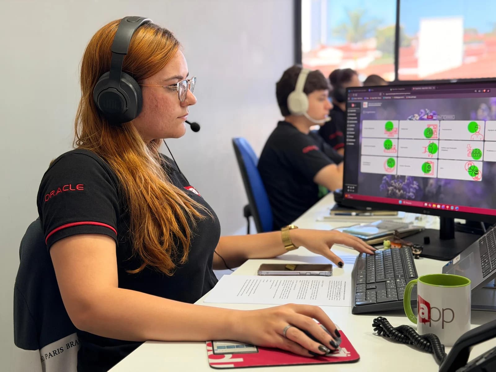 Analista do time de suporte em atendimento pelo headset